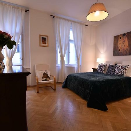 Cozy Flat By The Astronomical Clock Appartement Praag Buitenkant foto