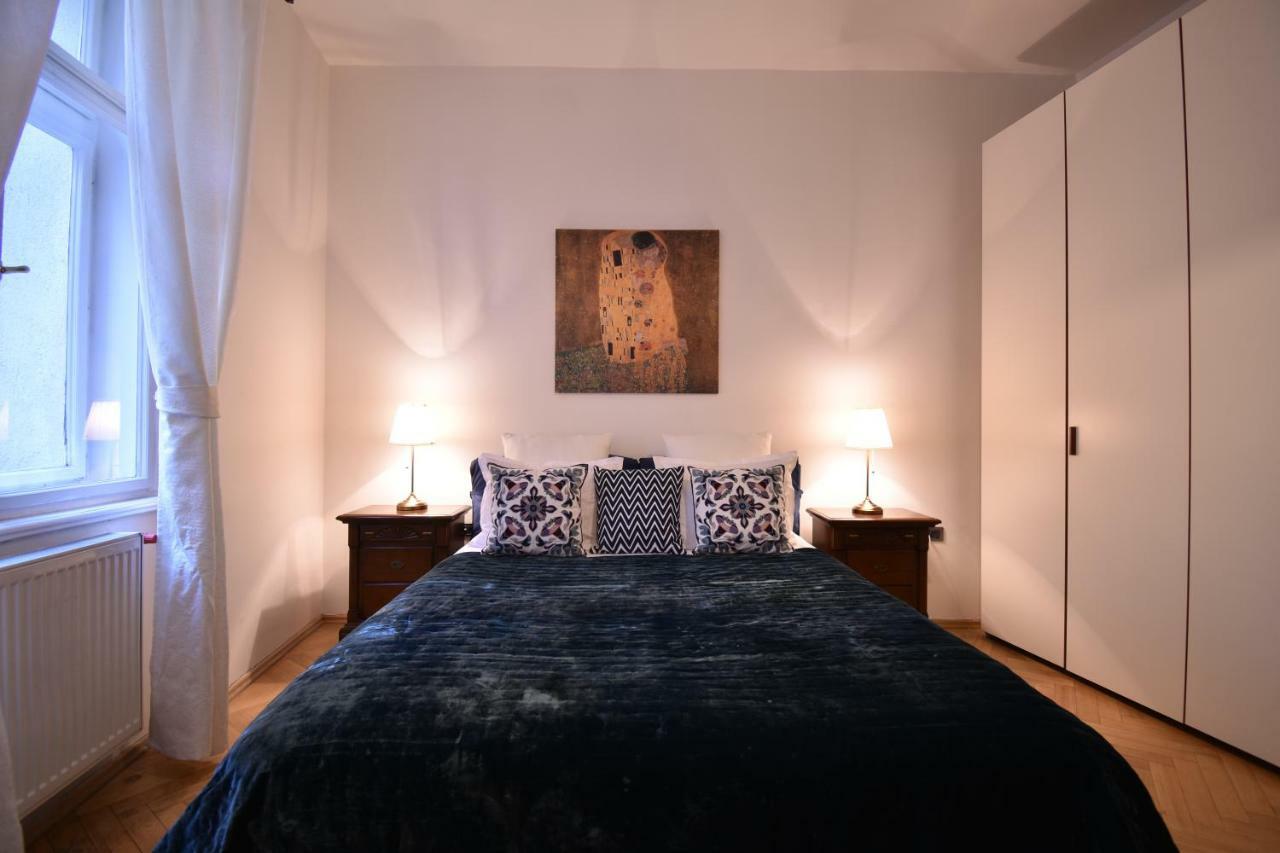 Cozy Flat By The Astronomical Clock Appartement Praag Buitenkant foto