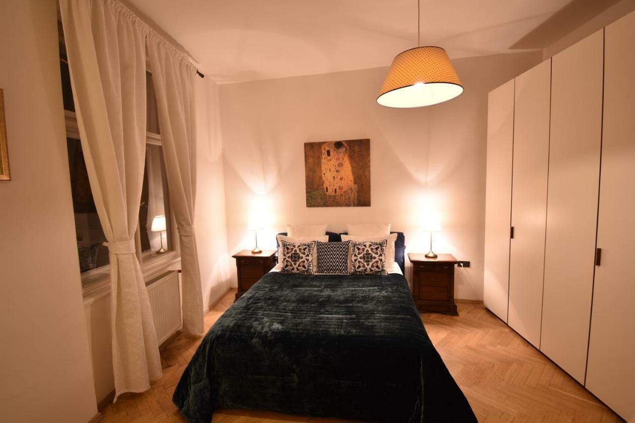 Cozy Flat By The Astronomical Clock Appartement Praag Buitenkant foto