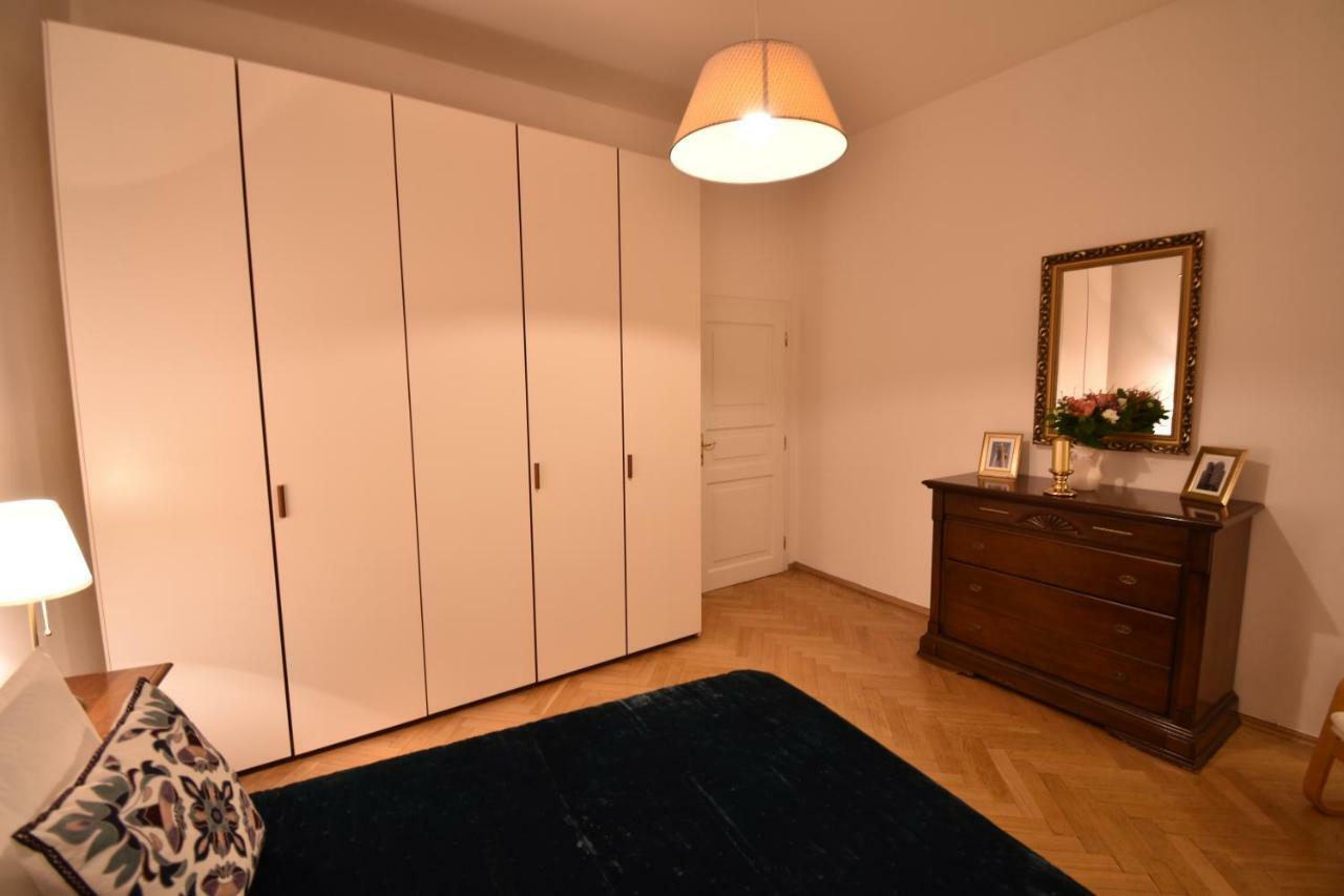 Cozy Flat By The Astronomical Clock Appartement Praag Buitenkant foto
